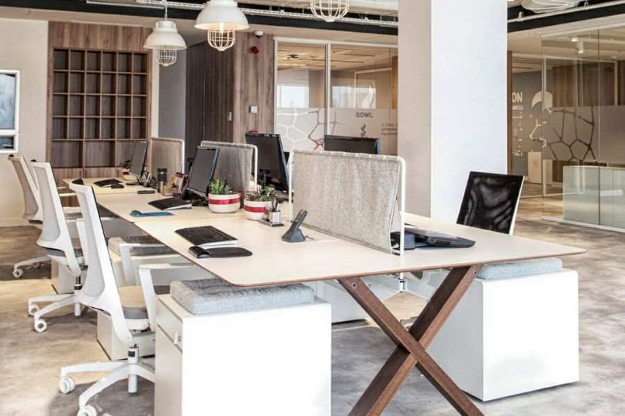Thiết kế văn phòng làm việc phong cách Scandinavian với tông màu trắng làm chủ đạo. 