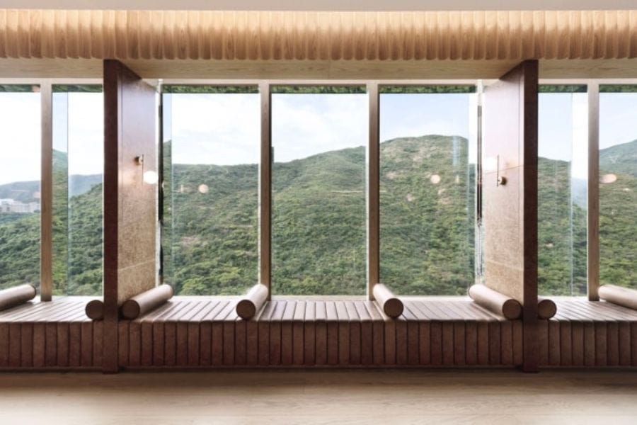Những mẫu thiết kế thi công nội thất đẹp 2024 24 Khu vực thư giãn với view đẹp mắt ngay tại văn phòng làm việc