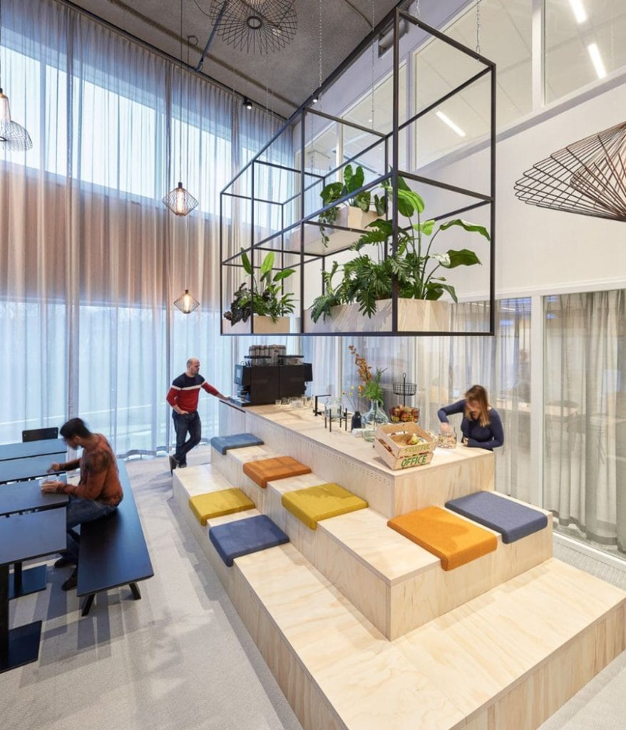 Các mẫu thiết kế nội thất văn phòng đẹp tiêu biểu năm 2024 29 Thiết kế quầy pantry với đồ ăn hấp dẫn và tạo cảm giác thư thái