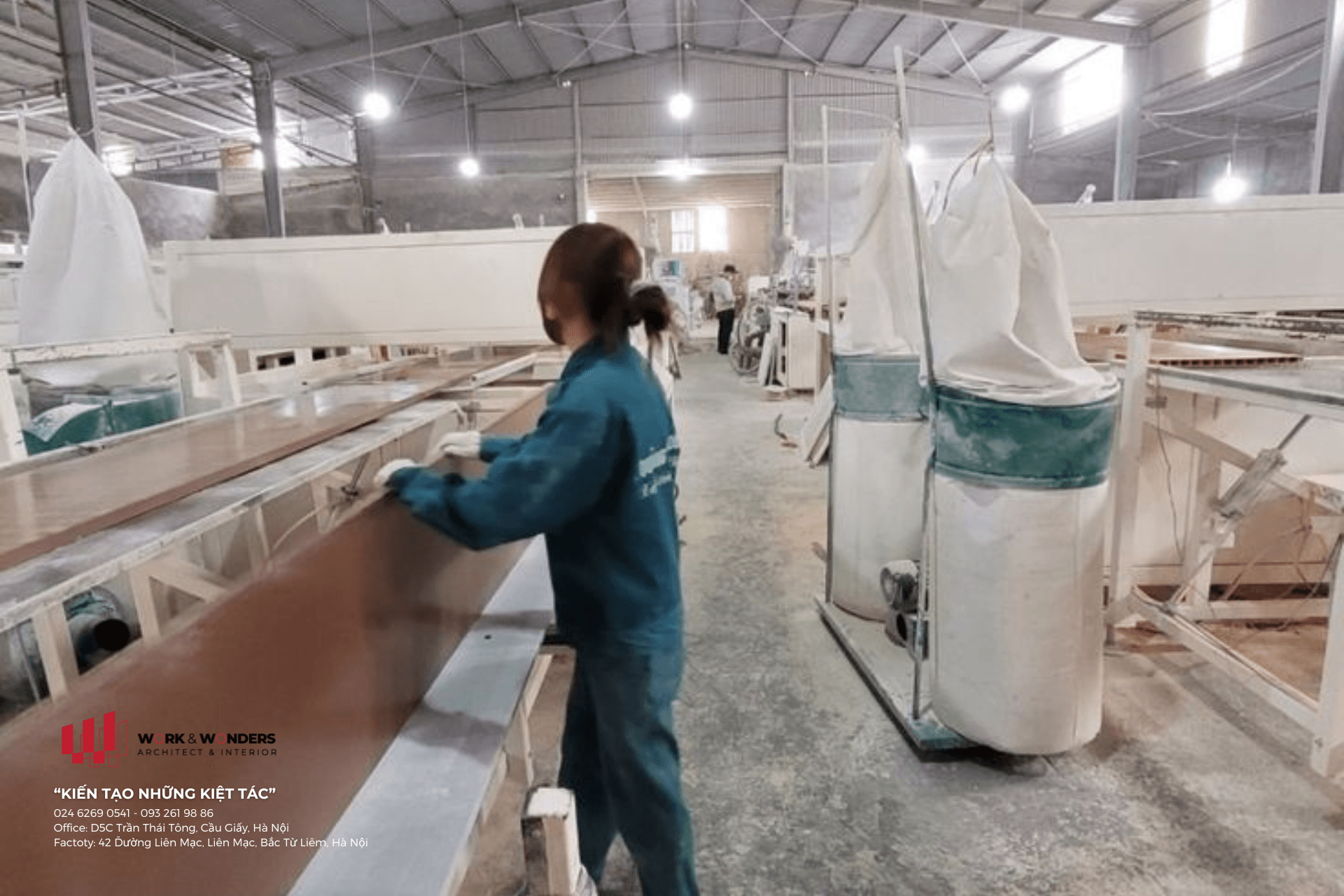 5 Bước Kỹ Nghệ Chế Tác Nội Thất Gỗ Cao Cấp: Từ Khối Gỗ Vô Tri Đến Tác Phẩm Sống 3 Người thợ mộc giàu kinh nghiệm sẽ lắng nghe tiếng vang của từng khối gỗ, cảm nhận độ chắc, độ khô và vân gỗ.