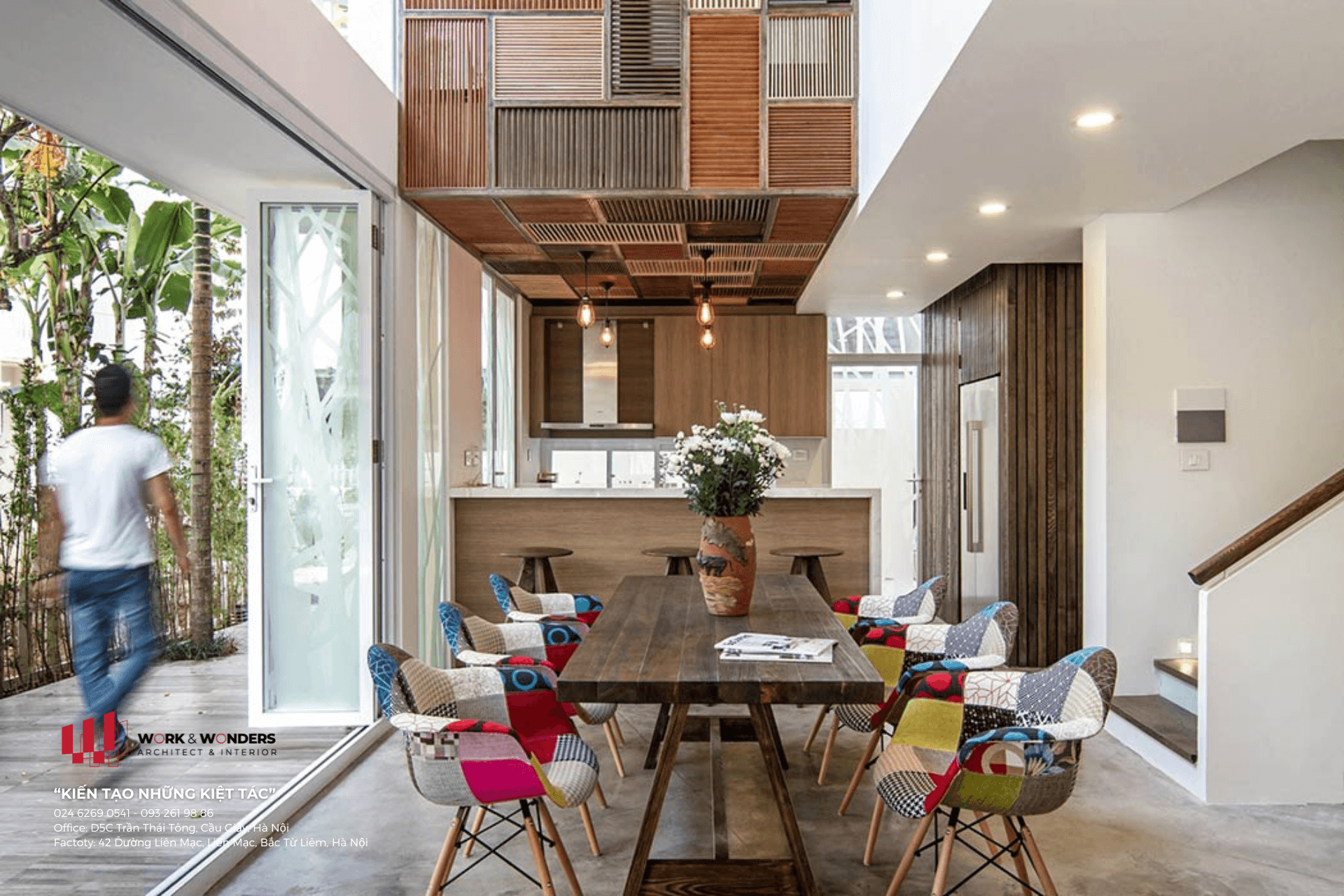 5 Vấn đề thường gặp khi thiết kế & thi công nội thất gỗ tại Việt Nam 2 Thi công nội thất gỗ tự nhiên thể hiện sự kết hợp giữa kỹ thuật hiện đại và tay nghề truyền thống của thợ Việt.